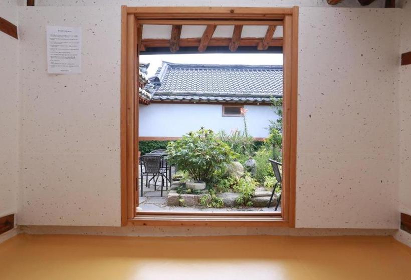 פנסיון Floral Space Hanok Guesthouse