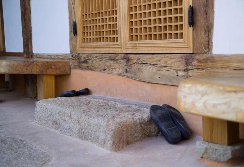 פנסיון Floral Space Hanok Guesthouse