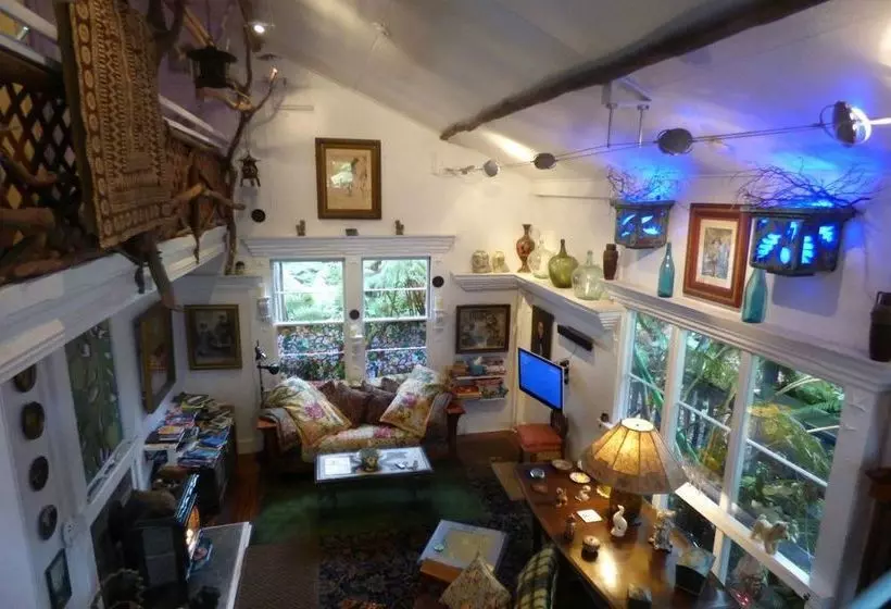 تختخواب و صبحانه Upcountry Volcano Village Mountain Cottage