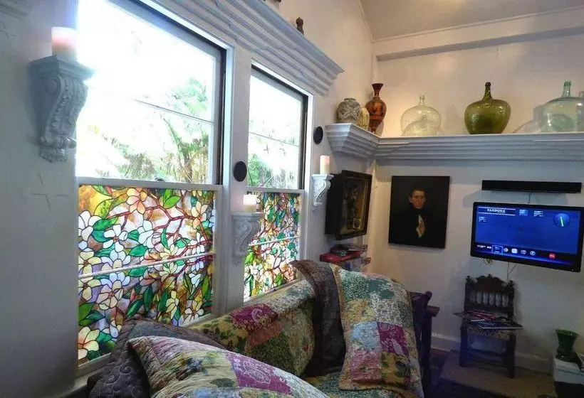 تختخواب و صبحانه Upcountry Volcano Village Mountain Cottage