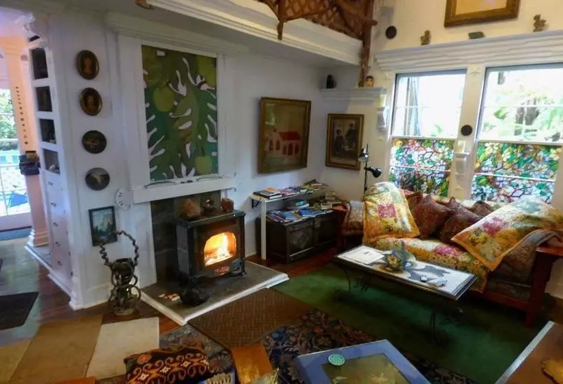 تختخواب و صبحانه Upcountry Volcano Village Mountain Cottage