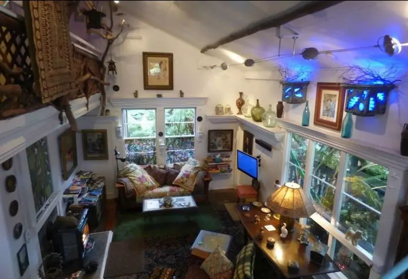 تختخواب و صبحانه Upcountry Volcano Village Mountain Cottage