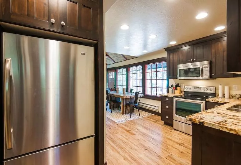 Hideaway Above The Stream