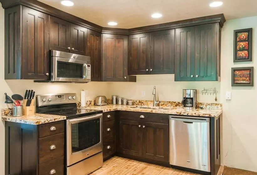 Hideaway Above The Stream