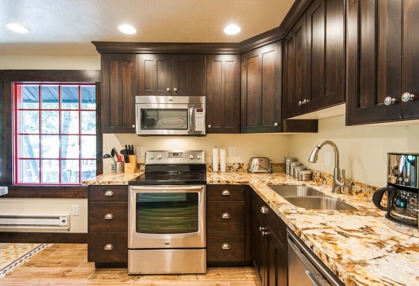 Hideaway Above The Stream