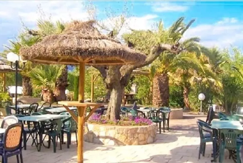 ホテル 3 Bedroom Chalets Camping Leï Suves   Joycasa