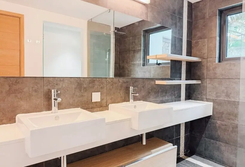 هتل Choisy Les Bains