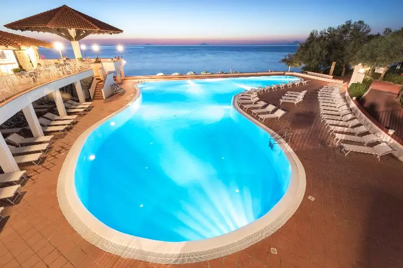 Hotelli Th Gioiosa Mare   Capo Calavà Village