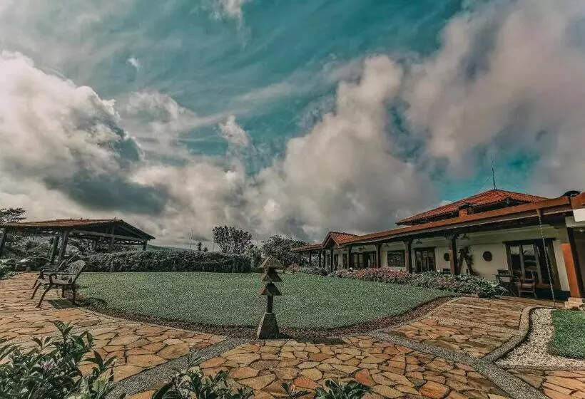 Villa Blanca Cloud Forest Hotel & Retreat