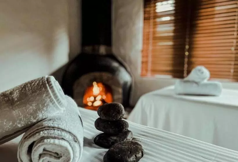 Villa Blanca Cloud Forest Hotel & Retreat