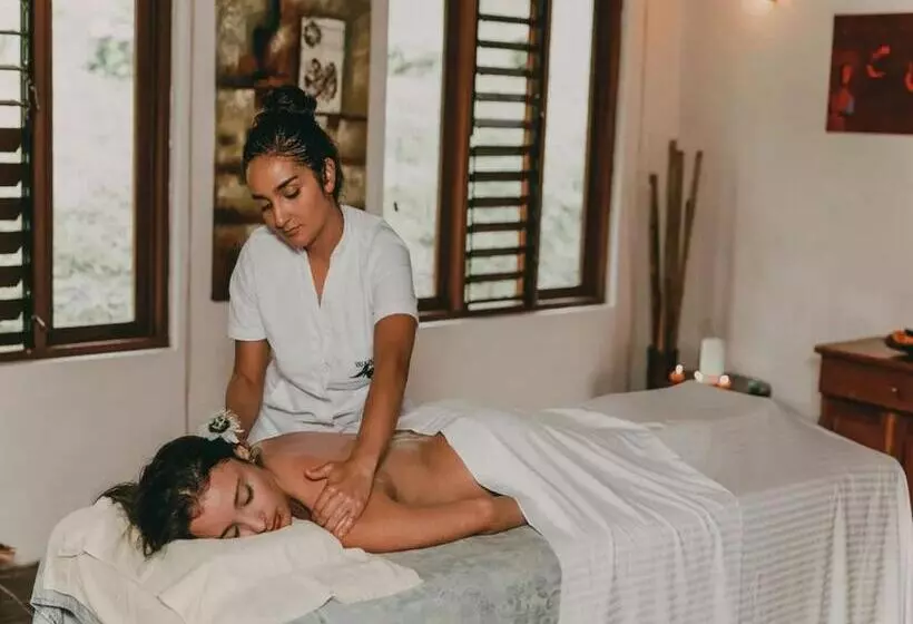 Villa Blanca Cloud Forest Hotel & Retreat