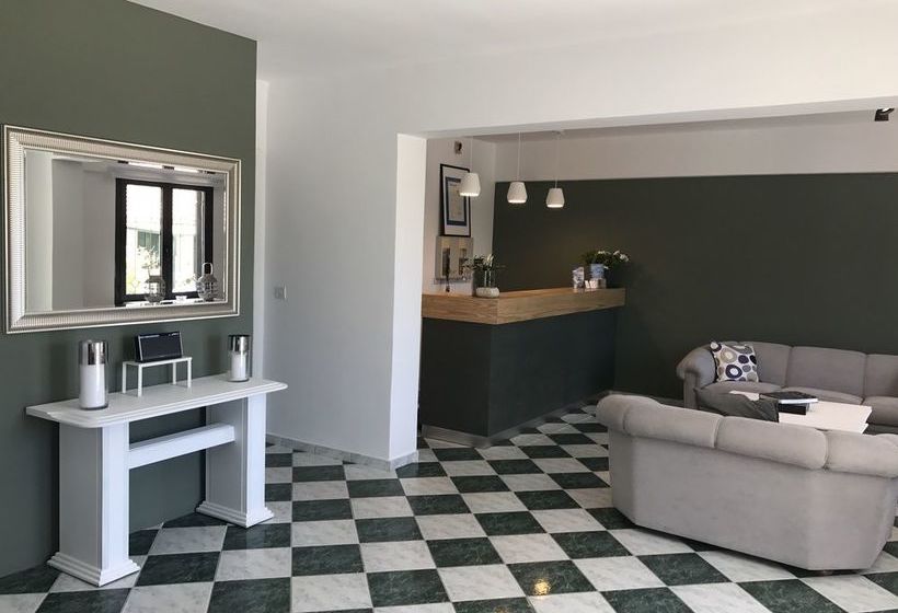 Natalie's Hotel & Apartments