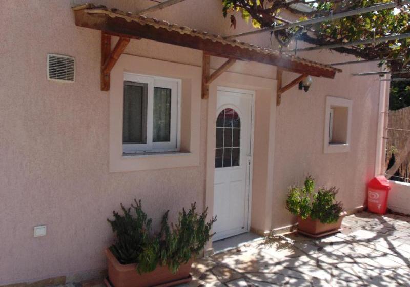 Marina Apartments & Studios