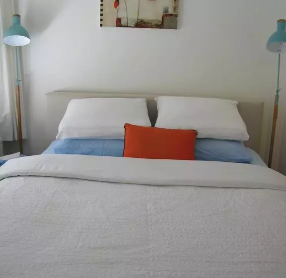 تختخواب و صبحانه Sir Nico Guest House