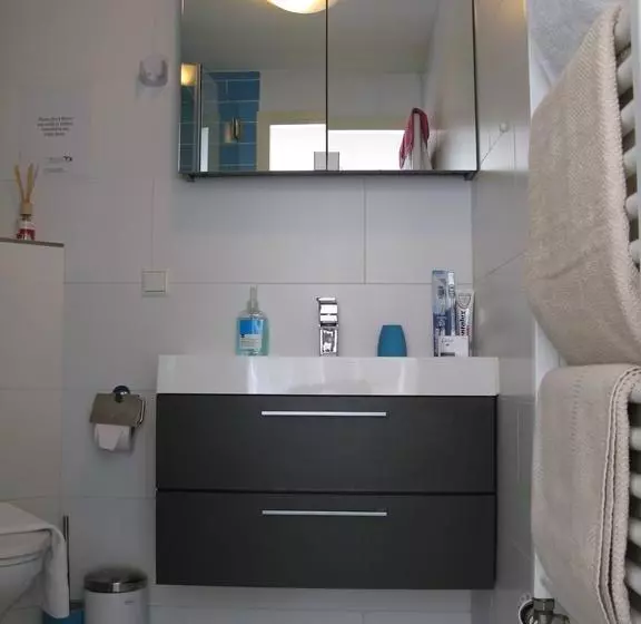 تختخواب و صبحانه Sir Nico Guest House