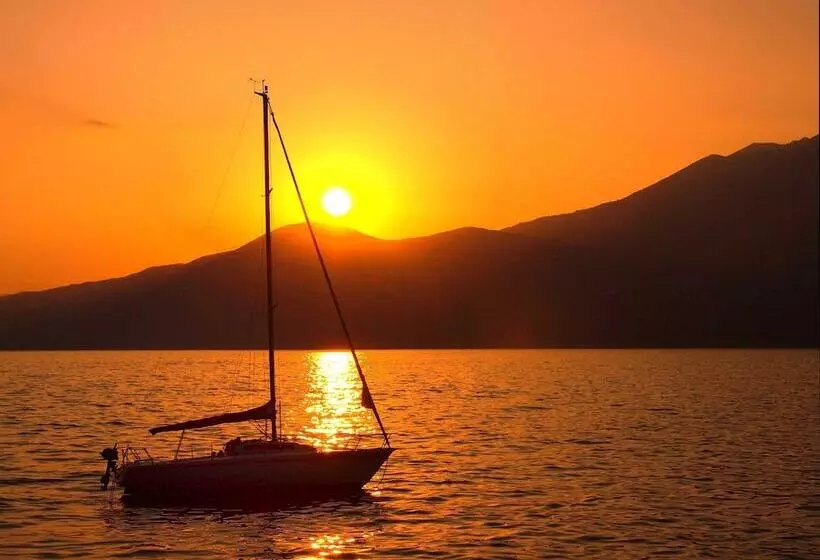 Hotelli Albergo Navene