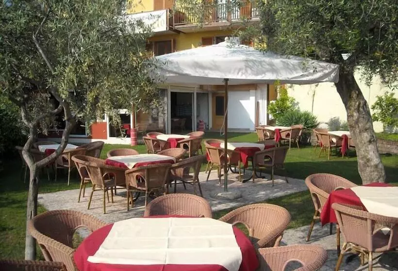 Hotelli Albergo Navene