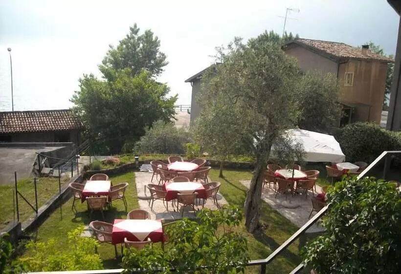 Hotelli Albergo Navene