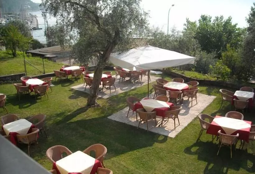 Hotelli Albergo Navene