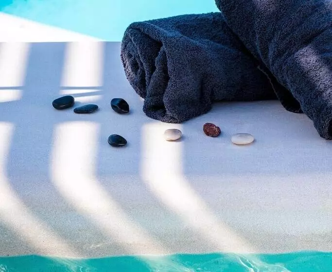 Hotelli Cape 9 Villas & Suites