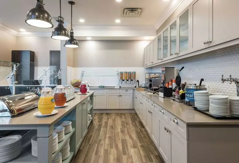 Hotelli Homewood Suites By Hilton Ottawa Airport