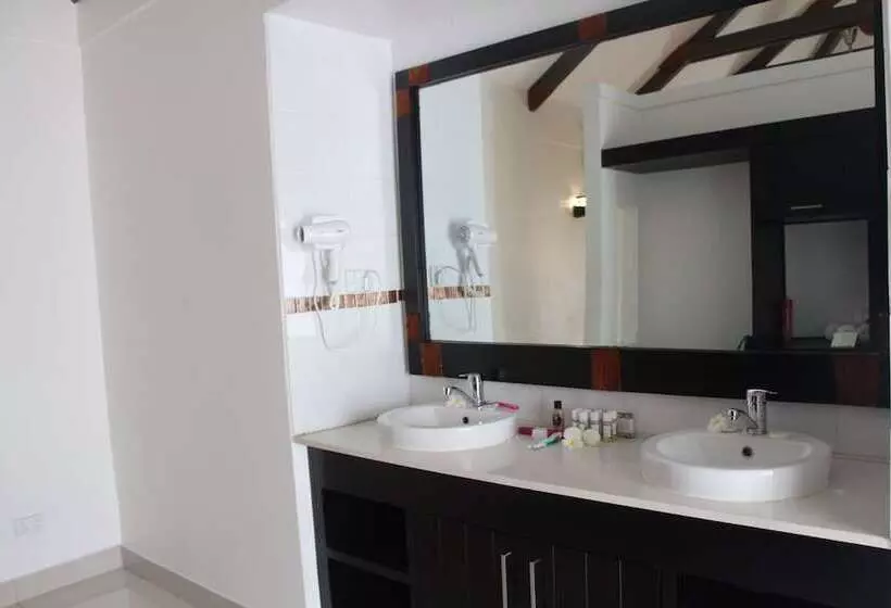 Hotelli Landers Bay Resort & Spa Fiji   Adults Only