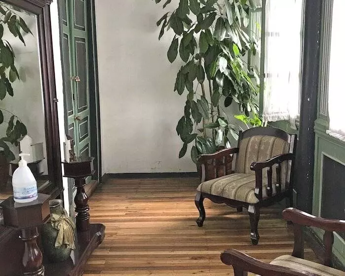 ユースホステル Hostal Latina