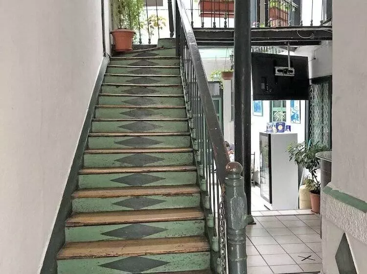 ユースホステル Hostal Latina