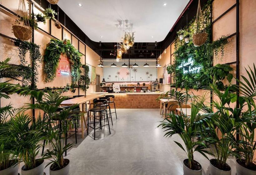 Отель Wyndham Doha West Bay