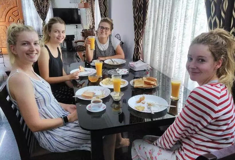 تختخواب و صبحانه Janatha Homestay