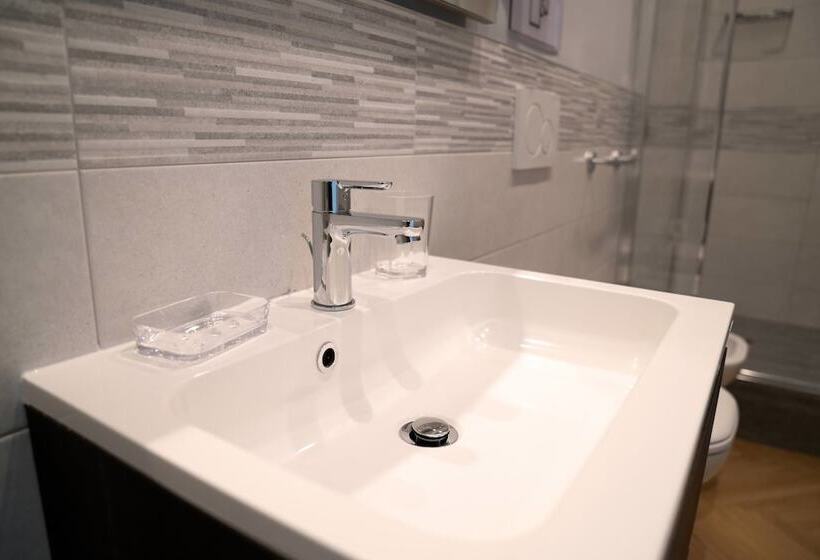 تختخواب و صبحانه Room 56