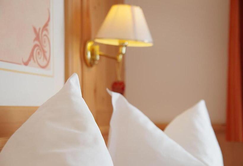 هتل Mountain B&b La Scalira