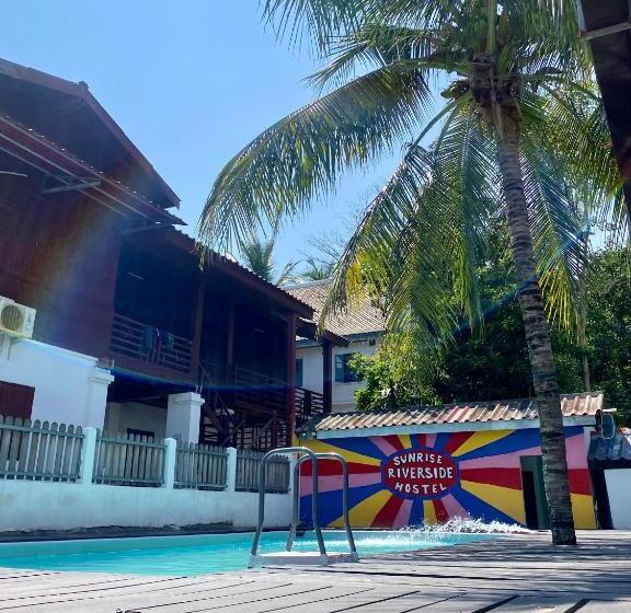 Sunrise Riverside Pool Hostel