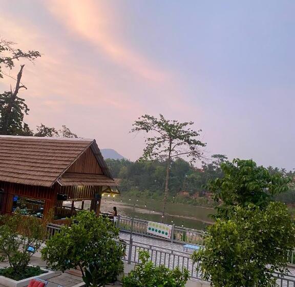 Sunrise Riverside Pool Hostel