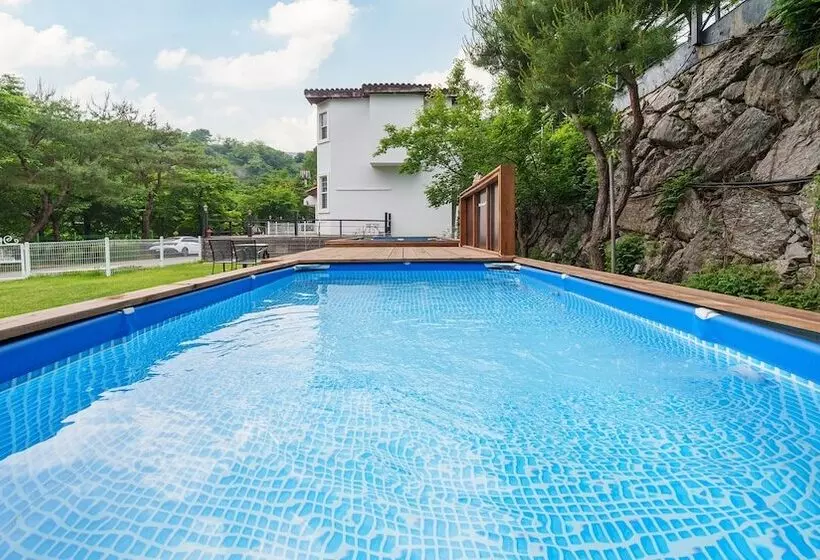 Gapyeong Daengdaengi Dog Pension Silver