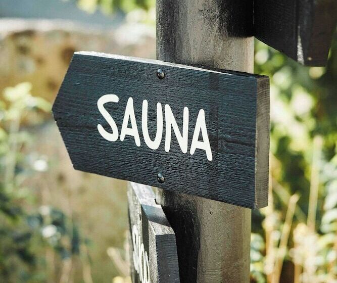 ホテル The Falcon