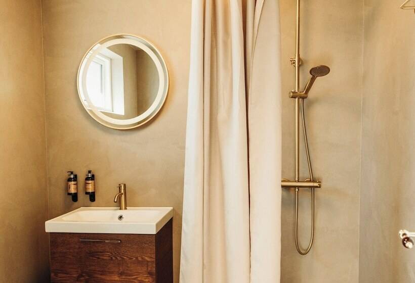 ホテル The Falcon