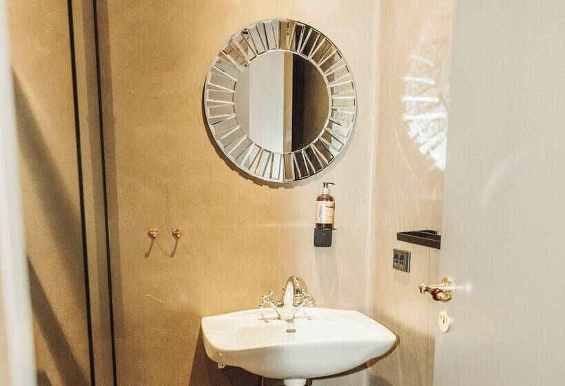 ホテル The Falcon