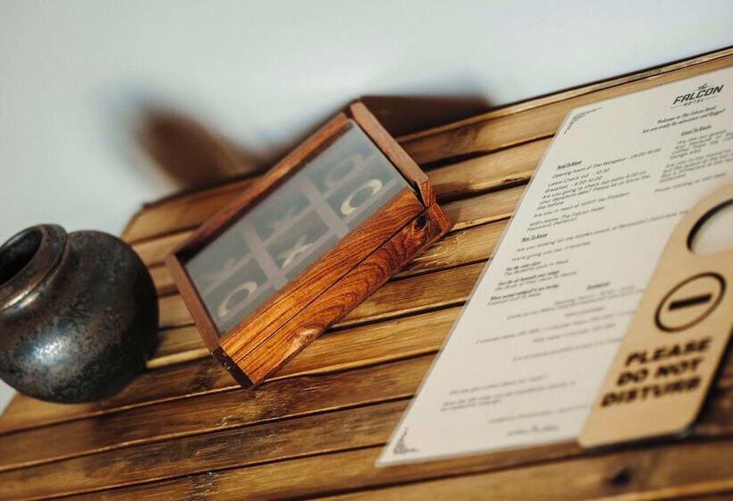 ホテル The Falcon