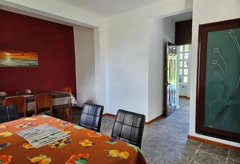 پانسیون Ushpav Villa