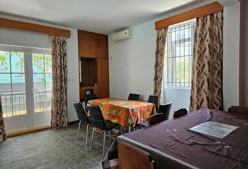 پانسیون Ushpav Villa