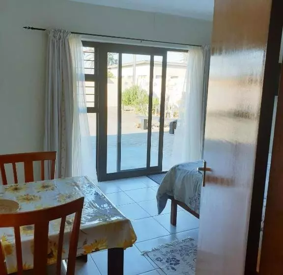 تختخواب و صبحانه Sunflower Self Catering