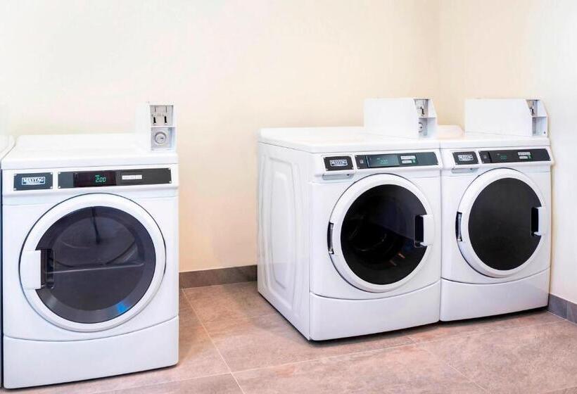 فندق Fairfield Inn & Suites By Marriott Ottawa Airport