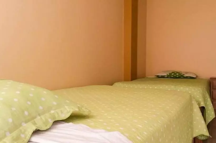 ユースホステル Hostal Mendieta