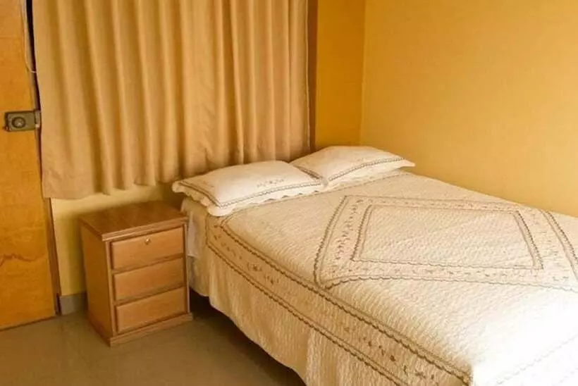 ユースホステル Hostal Mendieta