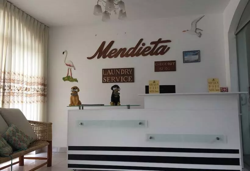 ユースホステル Hostal Mendieta