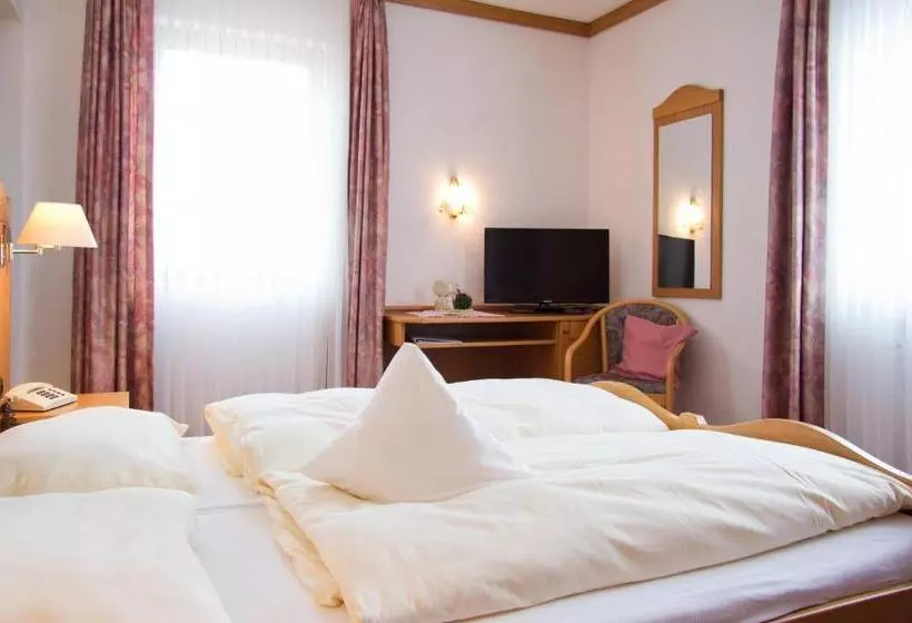 Hotelli Gasthof Und Pension Zur Sonne