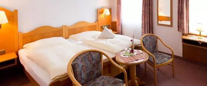 Hotelli Gasthof Und Pension Zur Sonne