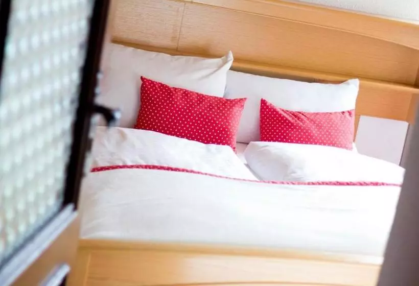 Hotelli Gasthof Und Pension Zur Sonne