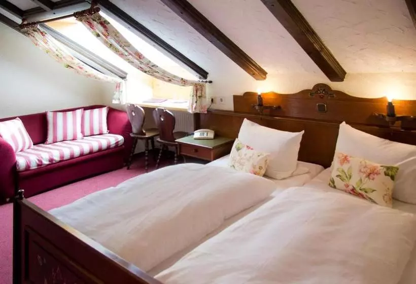 Hotelli Gasthof Und Pension Zur Sonne